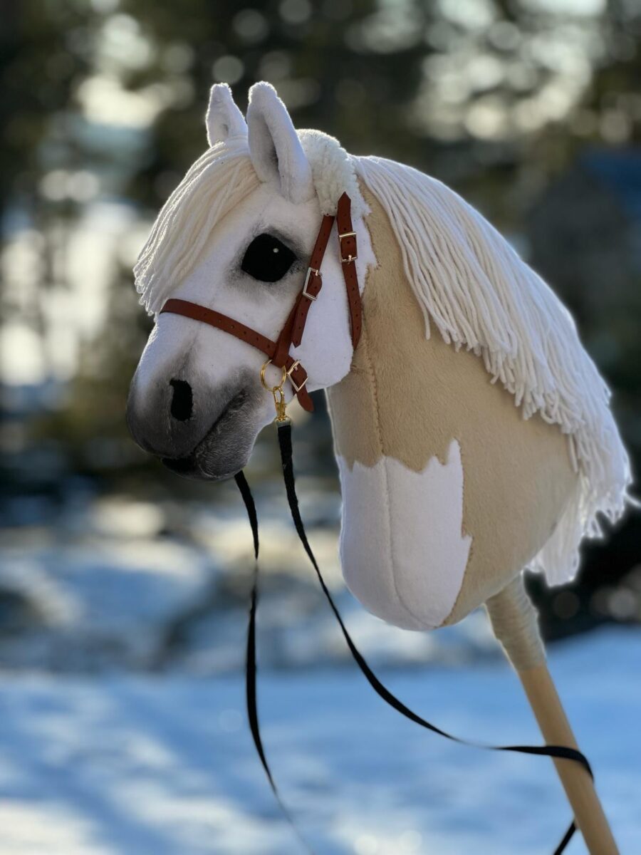 beige witte hobbelpaard met hoofdstel 1